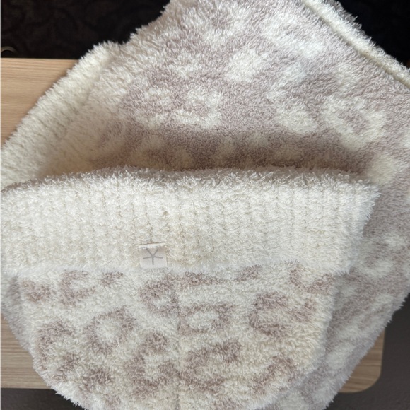 Barefoot Dreams Scarf and Hat set - Picture 3 of 6